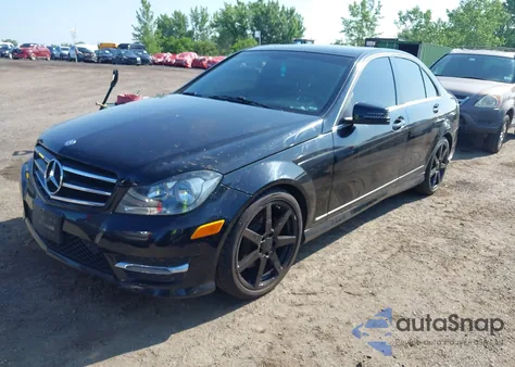 2014 Mercedes-Benz C 300 Luxury 4Matic/Sport 4Matic z USA, uszkodzony, nr VIN WDDGF8AB4EA962188
